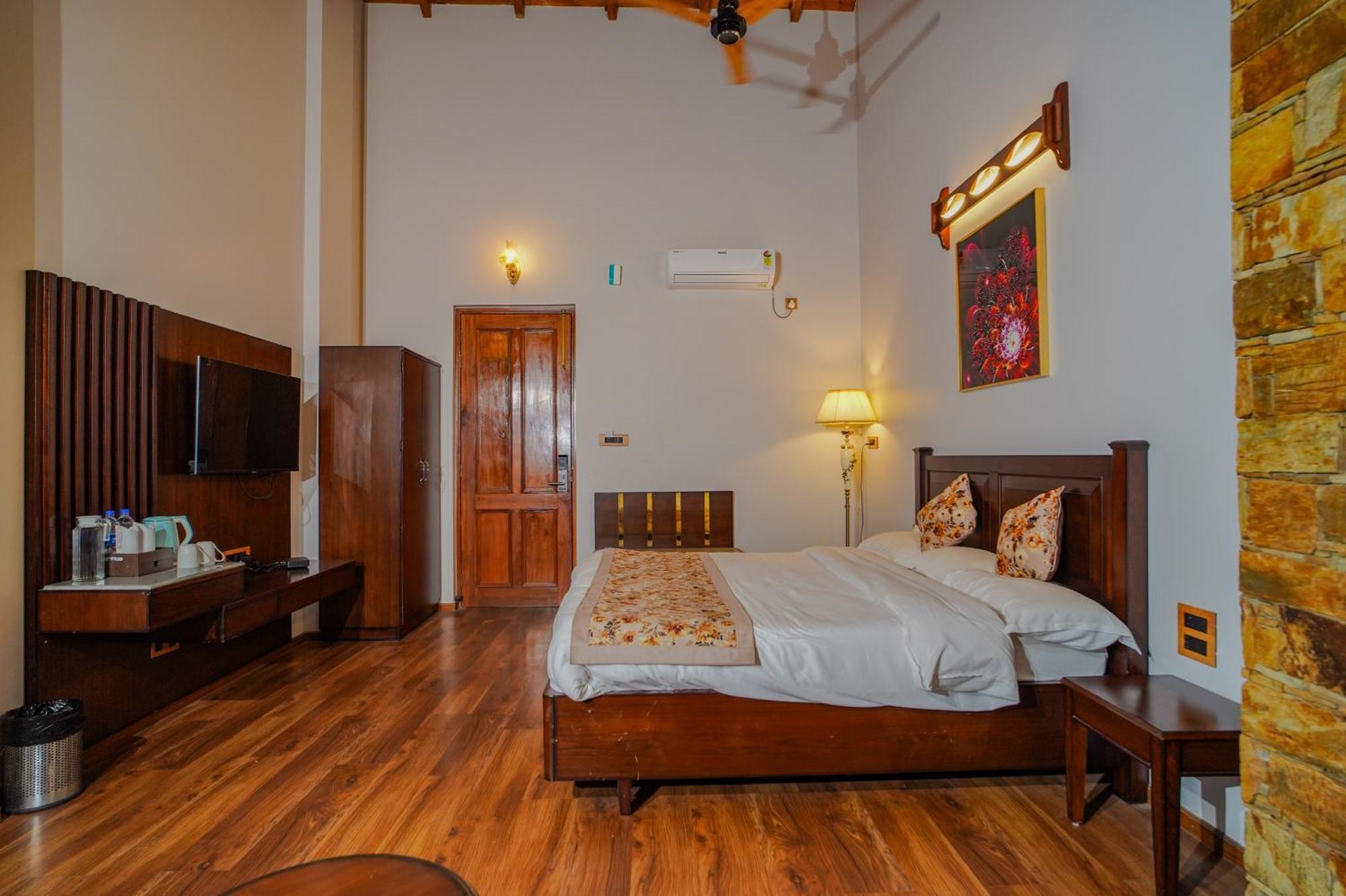 Neelesh Inn- A Luxury Lake View Hotel- 20 Kms From Nainital Bhīm Tāl 外观 照片