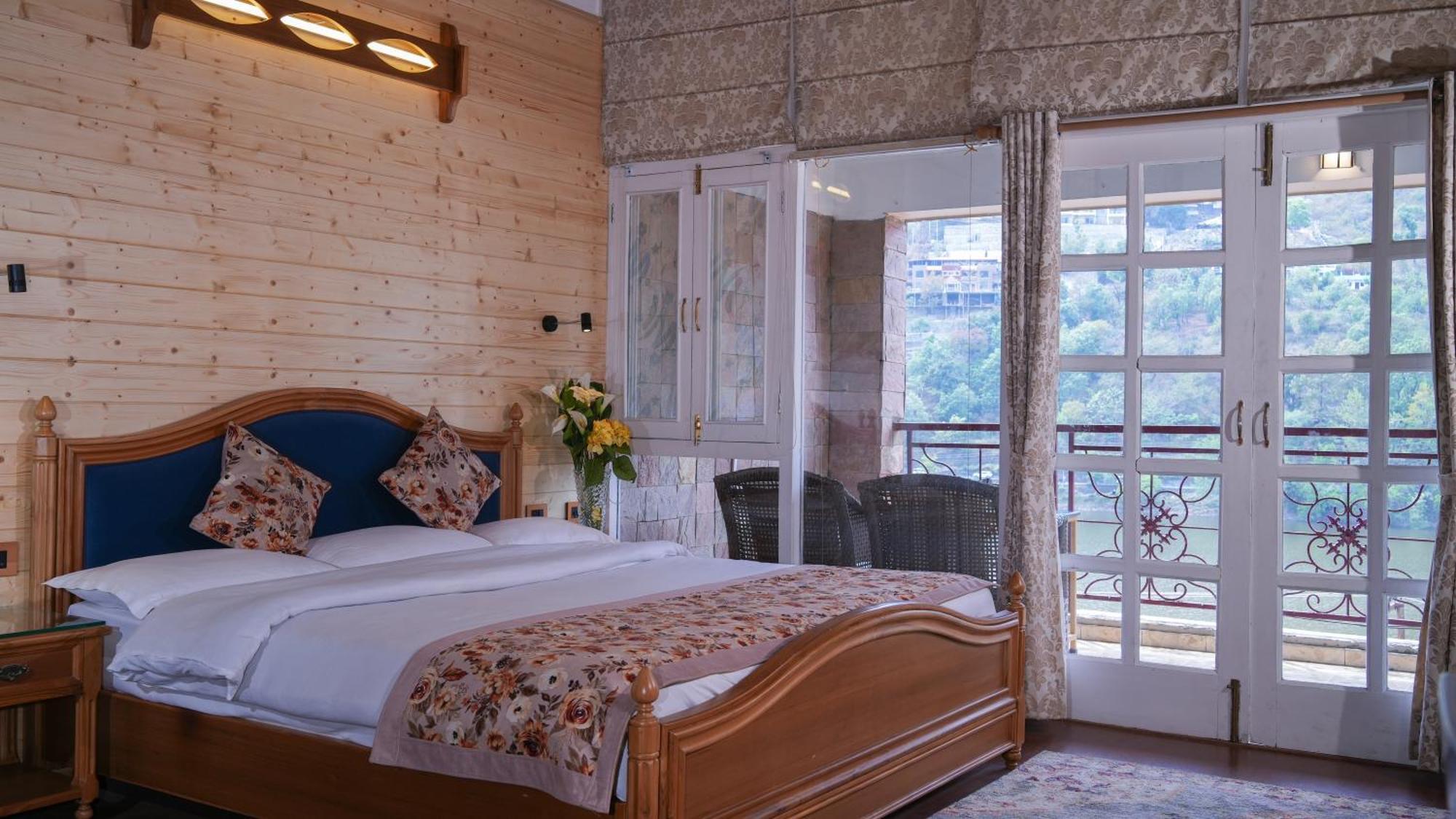Neelesh Inn- A Luxury Lake View Hotel- 20 Kms From Nainital Bhīm Tāl 外观 照片