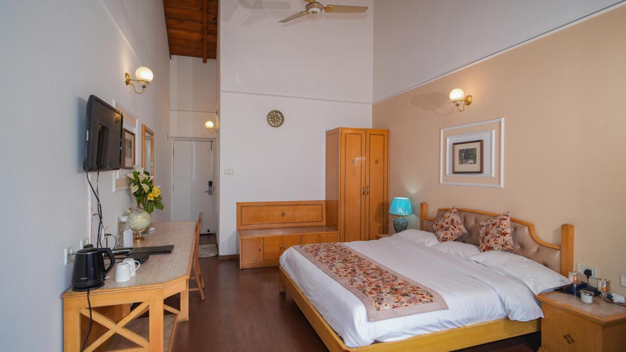 Neelesh Inn- A Luxury Lake View Hotel- 20 Kms From Nainital Bhīm Tāl 外观 照片