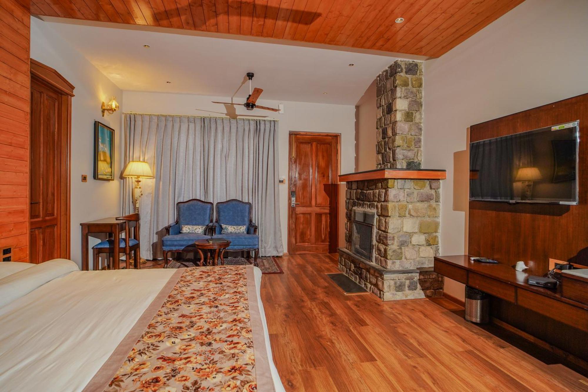 Neelesh Inn- A Luxury Lake View Hotel- 20 Kms From Nainital Bhīm Tāl 外观 照片