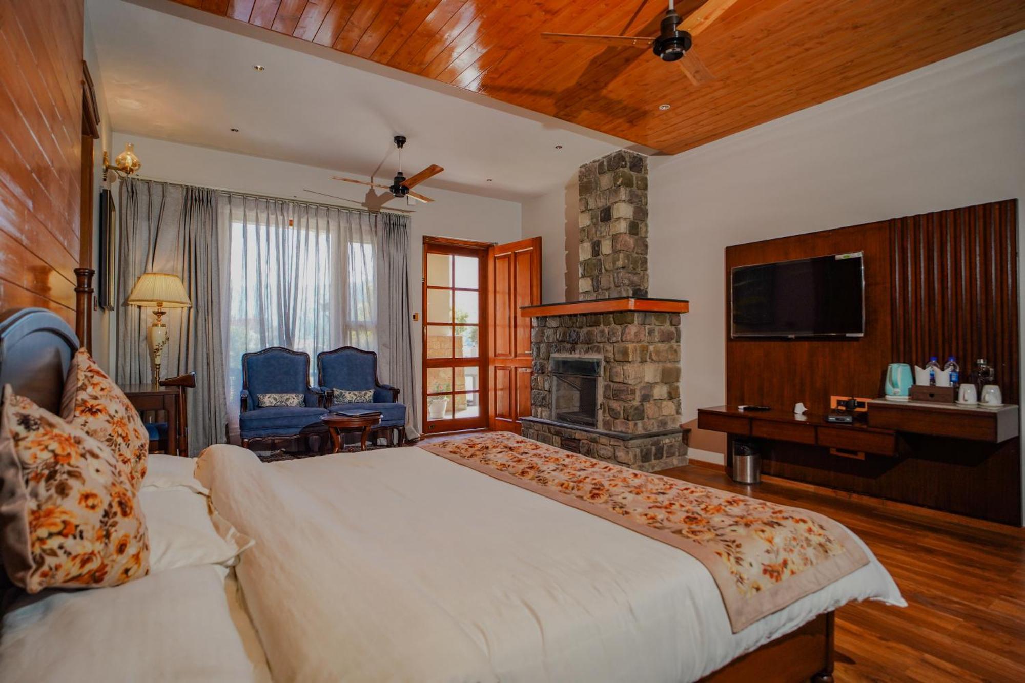 Neelesh Inn- A Luxury Lake View Hotel- 20 Kms From Nainital Bhīm Tāl 外观 照片
