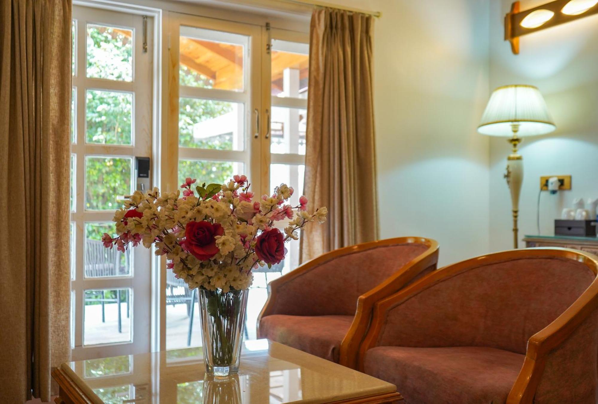 Neelesh Inn- A Luxury Lake View Hotel- 20 Kms From Nainital Bhīm Tāl 外观 照片