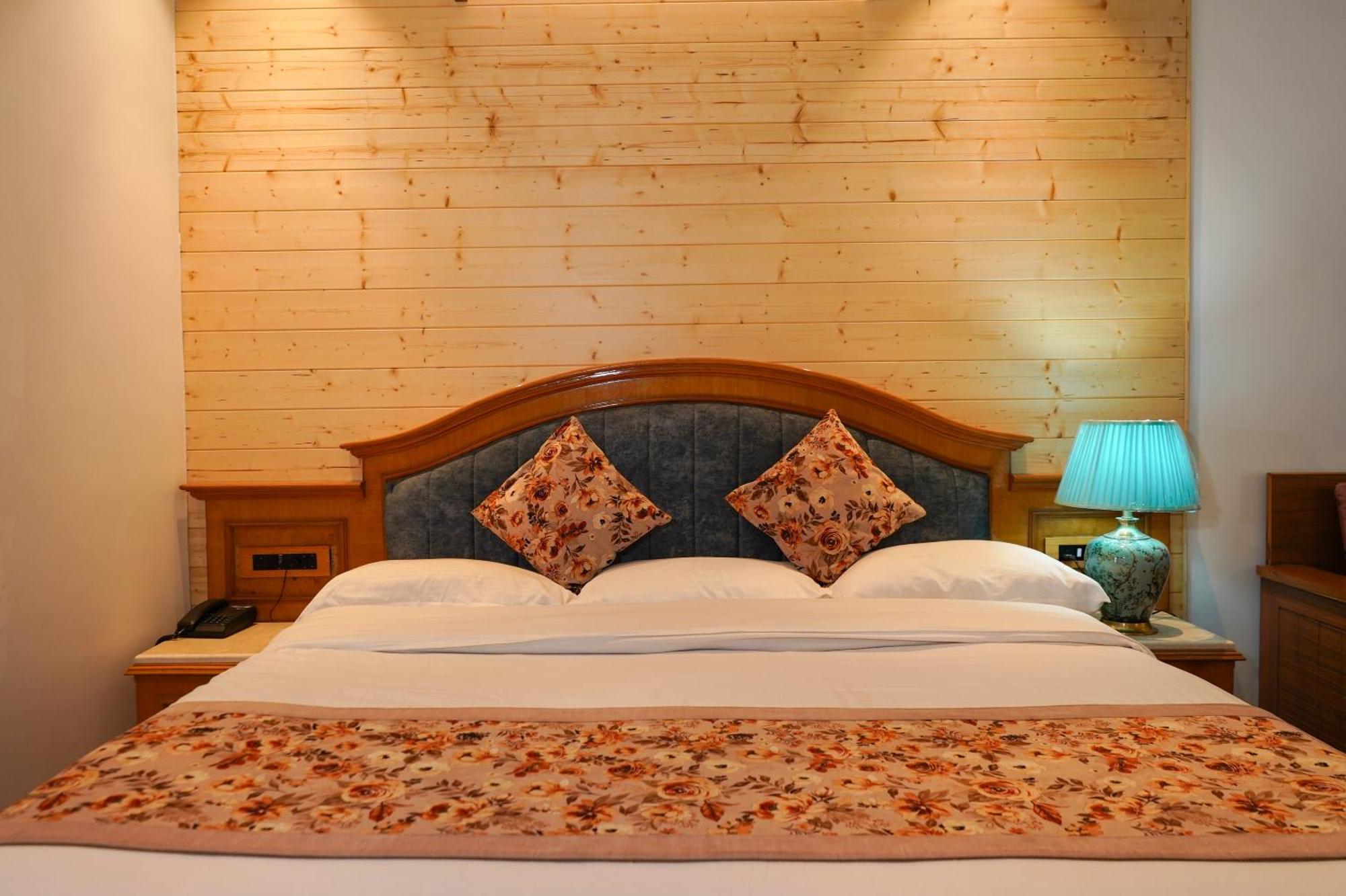 Neelesh Inn- A Luxury Lake View Hotel- 20 Kms From Nainital Bhīm Tāl 外观 照片
