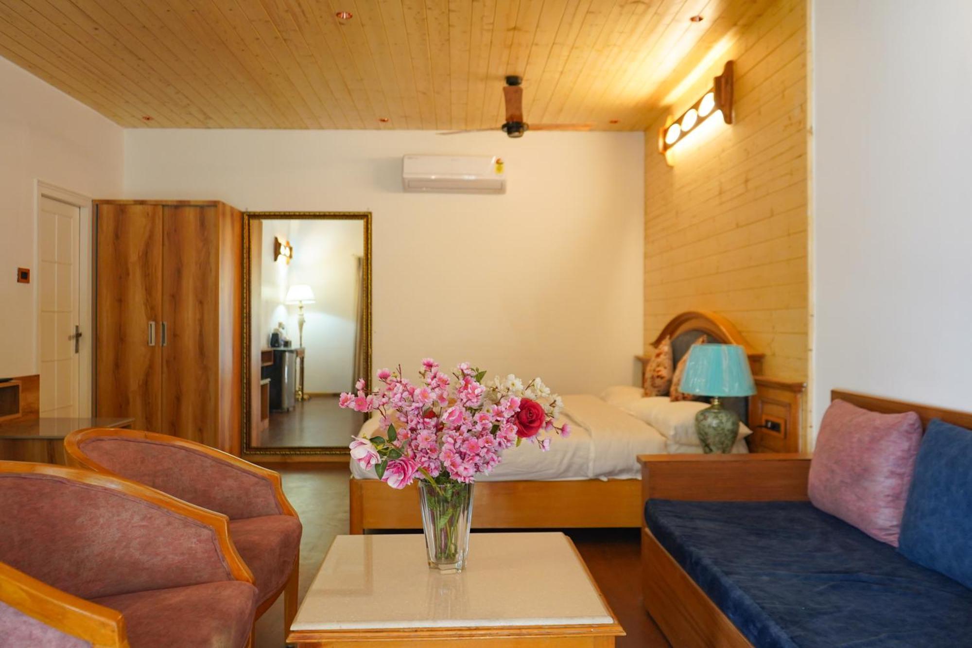 Neelesh Inn- A Luxury Lake View Hotel- 20 Kms From Nainital Bhīm Tāl 外观 照片